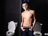 Inked construction worker Bo Sinn bags Asian feminine gay twink Dane Jaxson