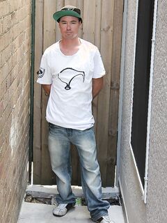 Amateur gay Noah Bulge doffs his jeans & shirt & toys his