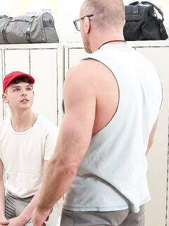 Muscular gay coach Dan gets analized in the locker room by twunk