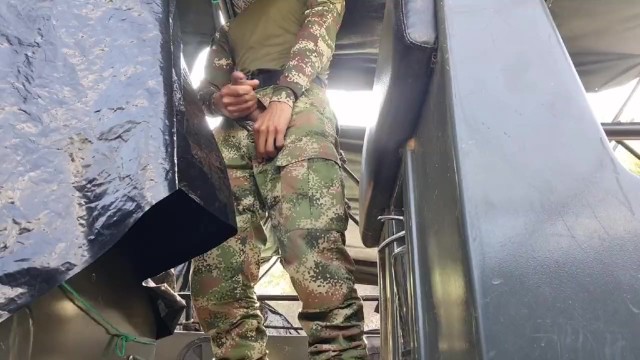 El soldado colombiano cachondo se sacude en el bote militar en público