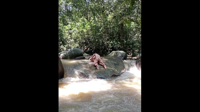 Follando en la piedra del rio