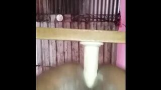 Disfrutando con mi consolador