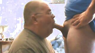 Big-Cock Bear Blows Amateur Stud