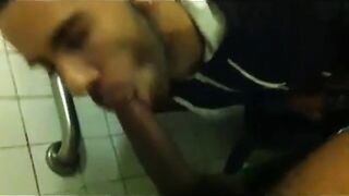 Chupando Rolão no Banheiro - Sexo Oral Amador