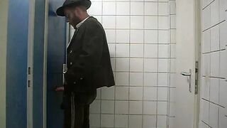 Bayernbursch gets serviced at a Gloryhole