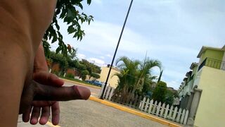 Jalándomela en el patio de mi casa