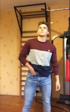 Hunky Amateur Twink Masturbating on Webcam