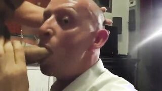 Saugender Nachbar: Amateur-Blowjob von einem Muskelprotz