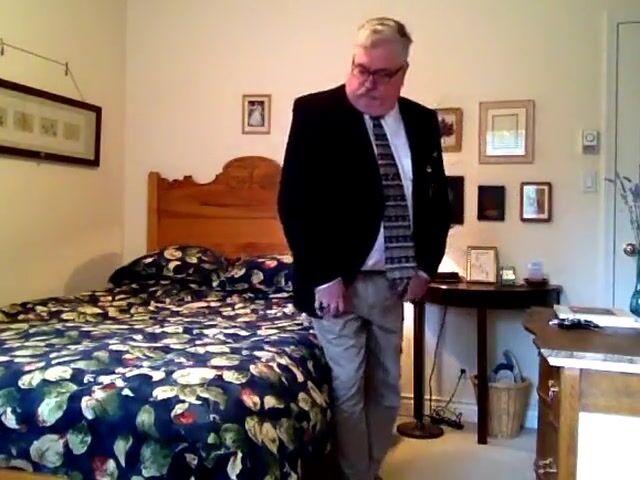 Bear Daddy's Striptease