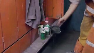 Trabalhadores gays tomando banho juntos