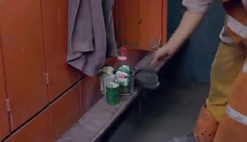 Trabalhadores gays tomando banho juntos