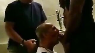Hunk Gets Amateur Blowjob With Cum Tribute