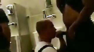 Hunk Gets Amateur Blowjob With Cum Tribute
