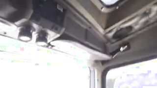 Amateur-Truck-Fahrer genießt einen geblasen