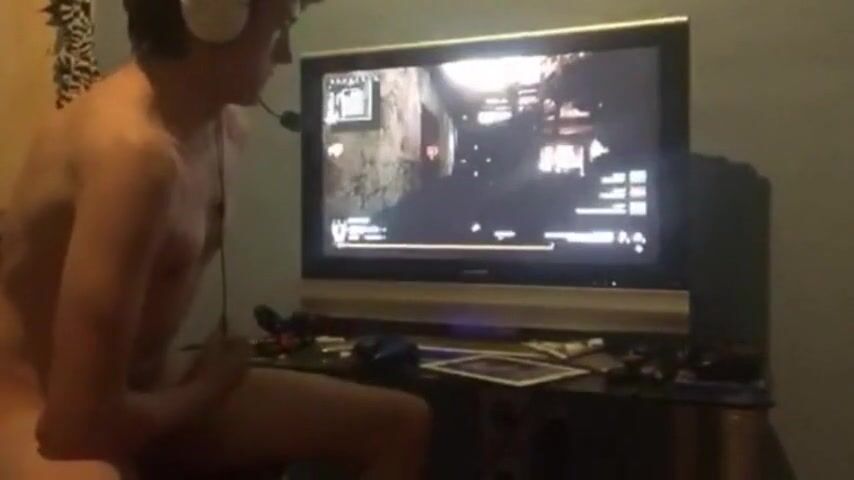 Twink Plays Call of Duty and Cums