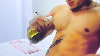 Chico latino juega con su ombligo