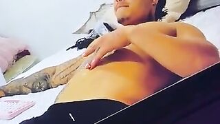 Chico latino juega con su ombligo