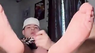 latino jerks showing ass and feet