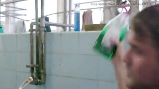 Trabalhadores gays tomando banho juntos