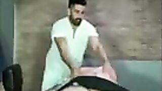 Al masajista latino le gosta la polla y el jugo 1