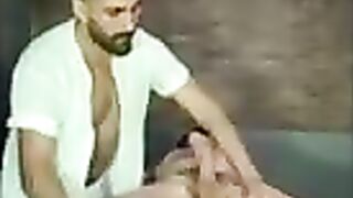Al masajista latino le gosta la polla y el jugo 1