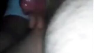 Je me fais sucer par un mec black en voiture