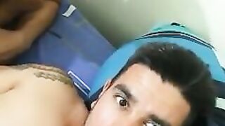 Latino hetero se pajea