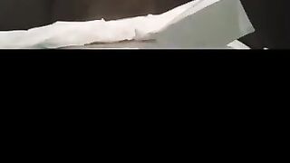 Bebé se pone su pañal