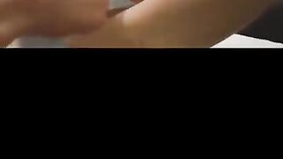 Bebé se pone su pañal