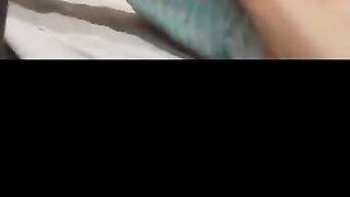 Bebé se pone su pañal
