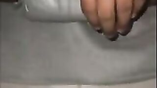 Apretando mi pañal miado...
