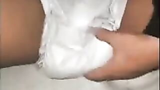Apretando mi pañal miado...