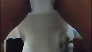 Pañal mojado con mini paja twerkera...