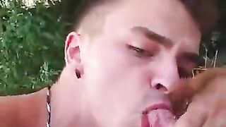 Twink succhia bear al parco