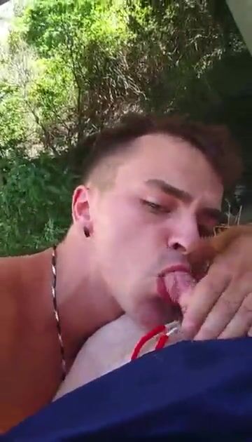 Twink succhia bear al parco