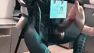 un tanar de 30 de ani al masturbaza pe moisa robert pan