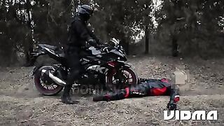 Un motorcyclist e se bagaa pe pula cu rota lui moisa ro