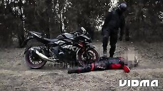 Un motorcyclist e se bagaa pe pula cu rota lui moisa ro