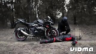 Un motorcyclist e se bagaa pe pula cu rota lui moisa ro