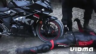 Un motorcyclist e se bagaa pe pula cu rota lui moisa ro