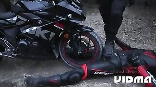 Un motorcyclist e se bagaa pe pula cu rota lui moisa ro