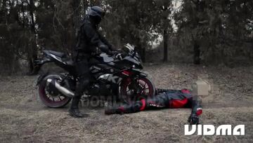 Un motorcyclist e se bagaa pe pula cu rota lui moisa ro