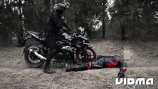 un motorcyclist e se bagaa pe pula cu rota lui moisa