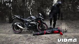 un motorcyclist e se bagaa pe pula cu rota lui moisa