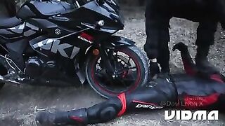 un motorcyclist e se bagaa pe pula cu rota lui moisa