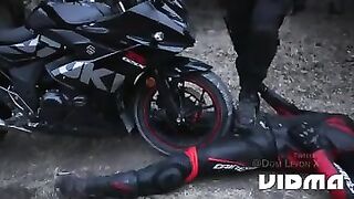 un motorcyclist e se bagaa pe pula cu rota lui moisa