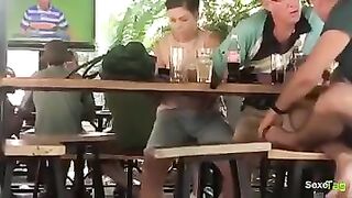 Elle se fait doigter dans un bar par son mari