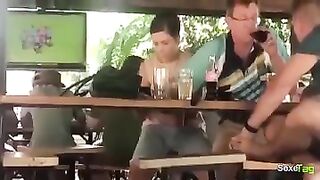 Elle se fait doigter dans un bar par son mari