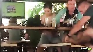 Elle se fait doigter dans un bar par son mari