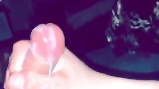 Un jeune rebeu algérien jouit et goûte son sperme